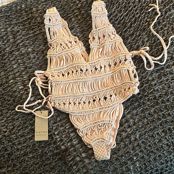 Indah Rhianna Suit - Picture 3 of 8